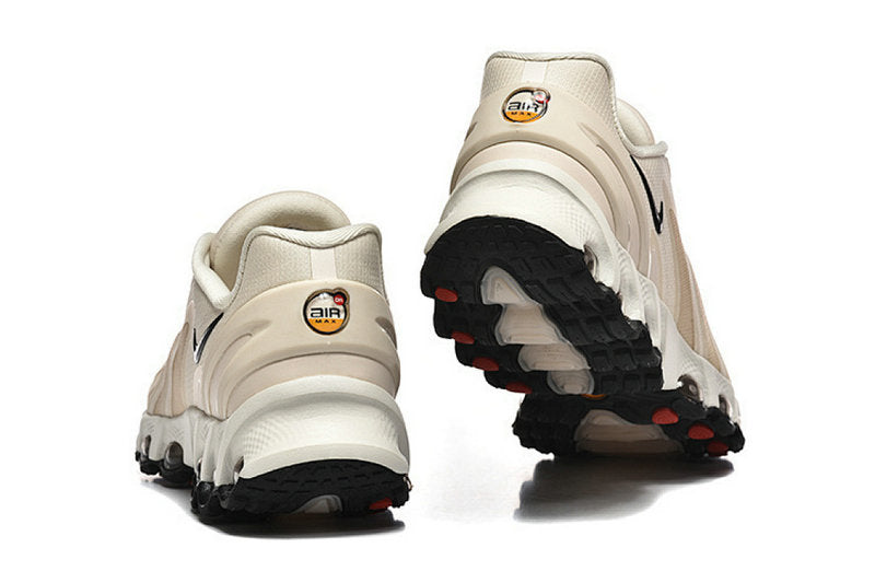 Les baskets Nike Air Max DN8 combinent innovation et design moderne pour offrir un style dynamique et une performance inégalée.pas cher . Le moins cher.