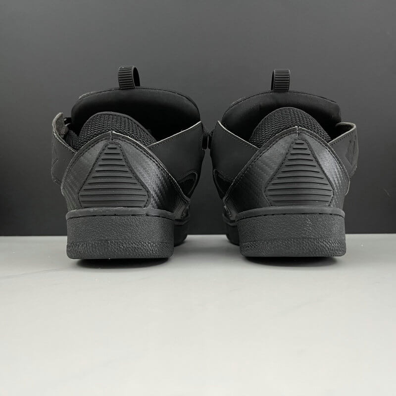Les baskets sneakers Lanvin incarnent un style emblématique et un luxe français.
leur design élégant. Pas cher. Le moins cher.