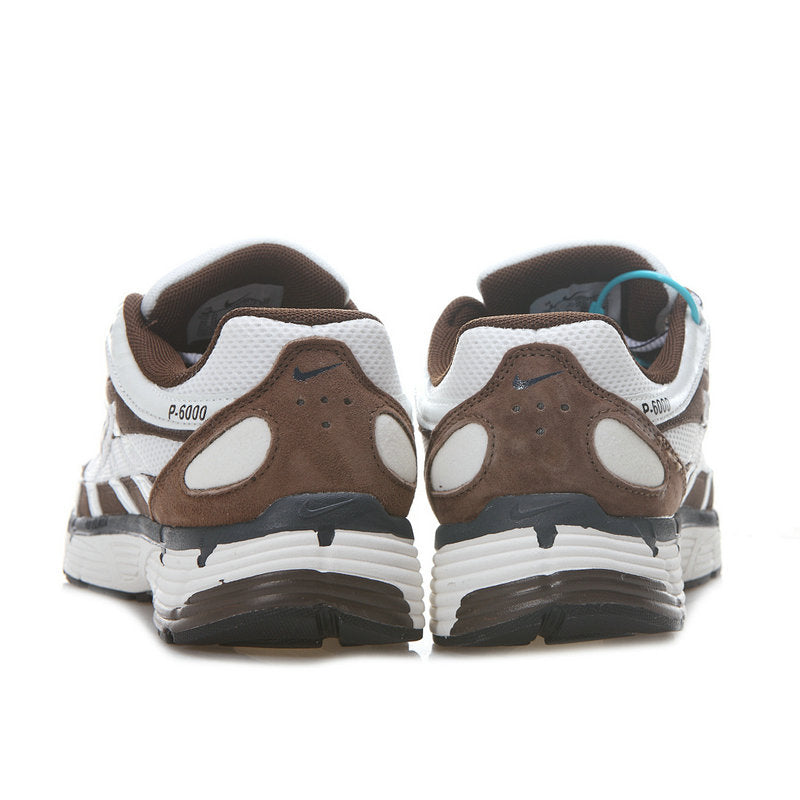 Les baskets Nike P-6000 allient un style rétro inspiré des années 2000 à une technologie moderne pour un look et un confort incomparables.