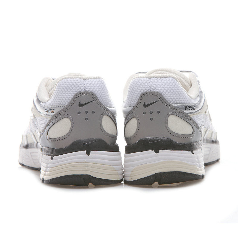 Les baskets Nike P-6000 allient un style rétro inspiré des années 2000 à une technologie moderne pour un look et un confort incomparables.