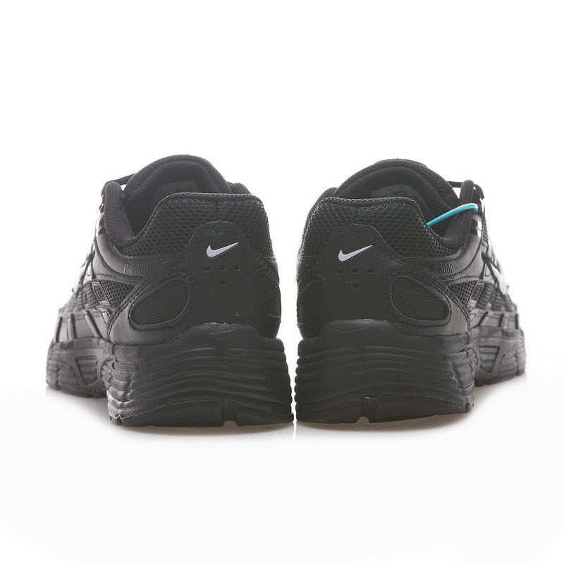 Les baskets Nike P-6000 allient un style rétro inspiré des années 2000 à une technologie moderne pour un look et un confort incomparables.