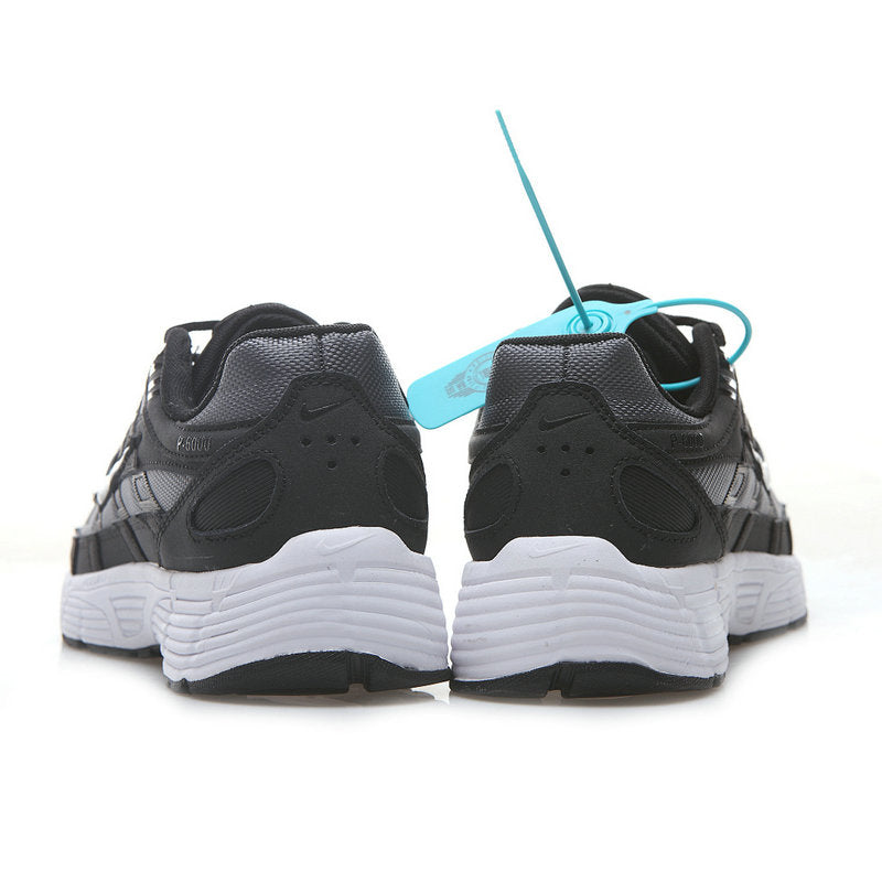 Les baskets Nike P-6000 allient un style rétro inspiré des années 2000 à une technologie moderne pour un look et un confort incomparables.