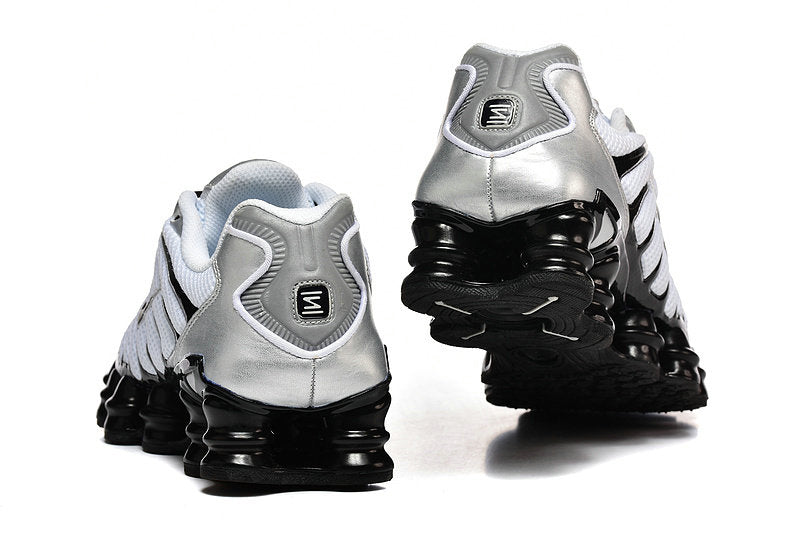 Les baskets Nike Shox TL allient un style avant-gardiste et une innovation technique avancée. Leur design unique et leurs détails sophistiqués.