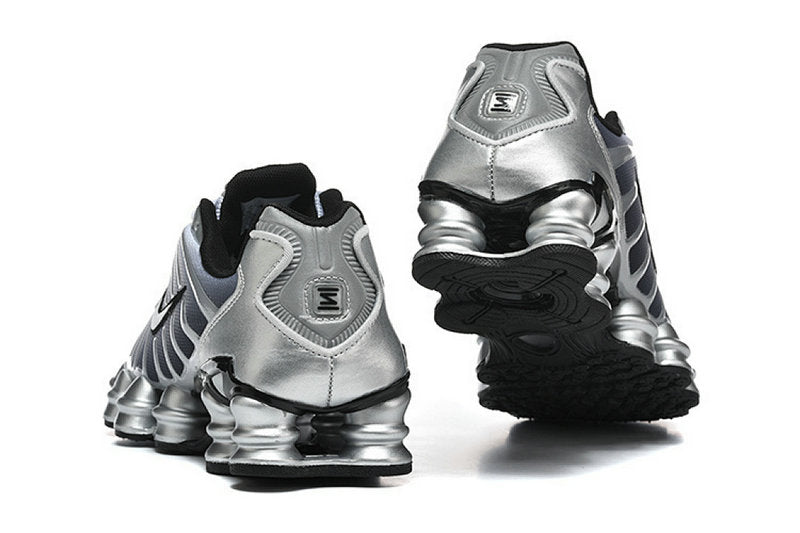 Les baskets Nike Shox TL allient un style avant-gardiste et une innovation technique avancée. Leur design unique et leurs détails sophistiqués.