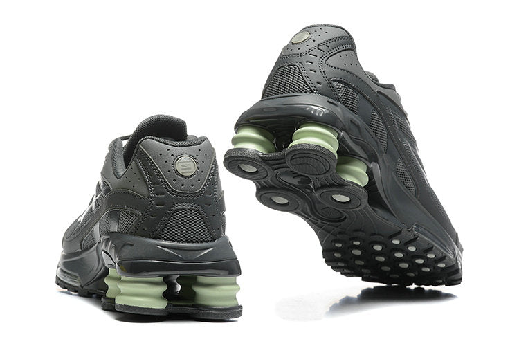 Les Baskets Nike Shox Ride 2 Supreme X incarnent un style emblématique et une performance supérieure.
Par ailleurs, leur design distinctif et leur utilisation