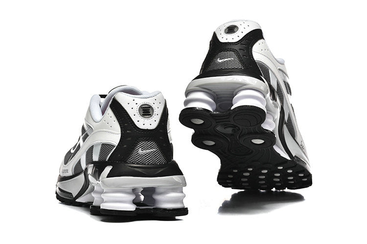 Les Baskets Nike Shox Ride 2 Supreme X incarnent un style emblématique et une performance supérieure.
Par ailleurs, leur design distinctif et leur utilisation