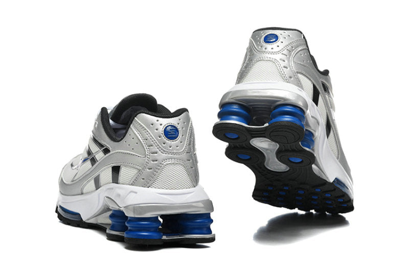 Les Baskets Nike Shox Ride 2 Supreme X incarnent un style emblématique et une performance supérieure.
Par ailleurs, leur design distinctif et leur utilisation