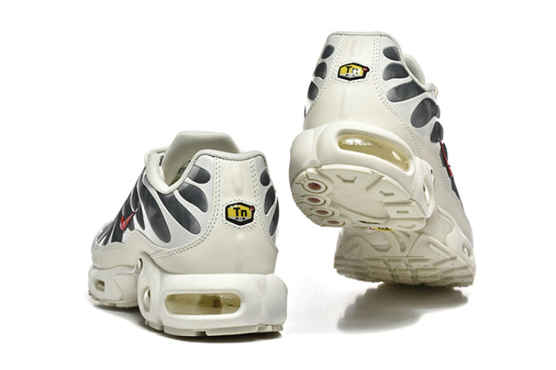 Les Baskets Nike Air Max Tn incarnent un style emblématique et une performance supérieure.
Par ailleurs, leur design distinctif et leur utilisation de matériaux de haute qualité en font un choix incontournable.