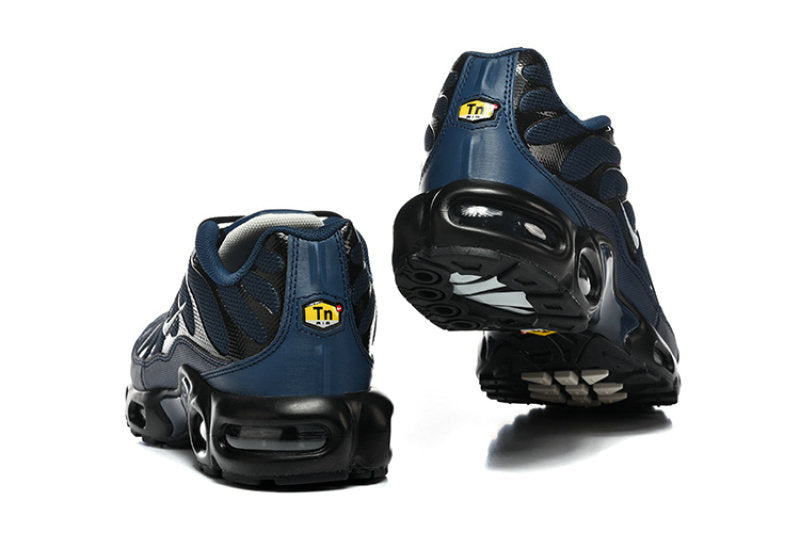 Les Baskets Nike Air Max Tn incarnent un style emblématique et une performance supérieure.
Par ailleurs, leur design distinctif et leur utilisation de matériaux de haute qualité en font un choix incontournable.
