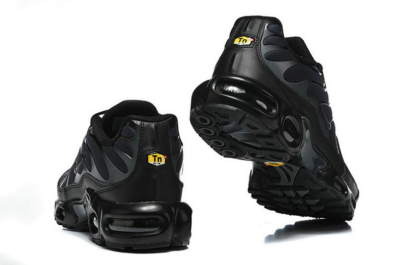 Les Baskets Nike Air Max Tn incarnent un style emblématique et une performance supérieure.
Par ailleurs, leur design distinctif et leur utilisation de matériaux de haute qualité en font un choix incontournable.