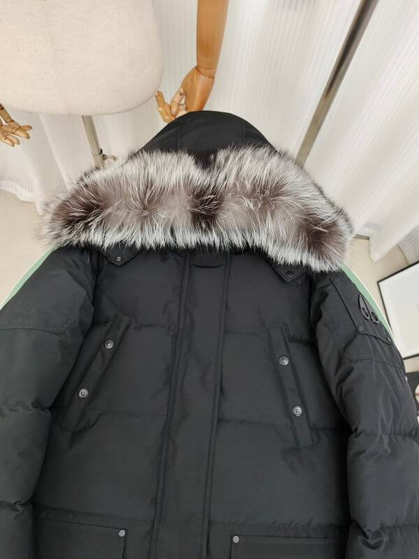 Les doudounes Moose Knuckles allient élégance et performance pour offrir une protection optimale contre le froid. Leur design sophistiqué.pas cher. Le moins cher.