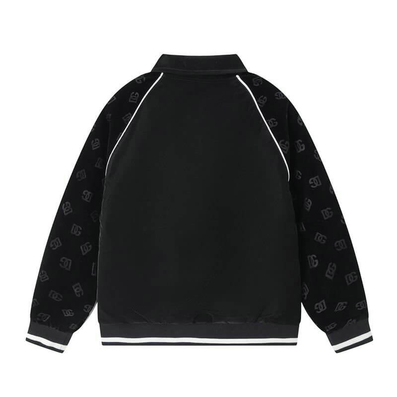 Profitez du mélange parfait de style et de fonctionnalité avec les vestes Dolce Gabbana, conçus pour ceux qui recherchent l'excellence en termes de confort et de performance.