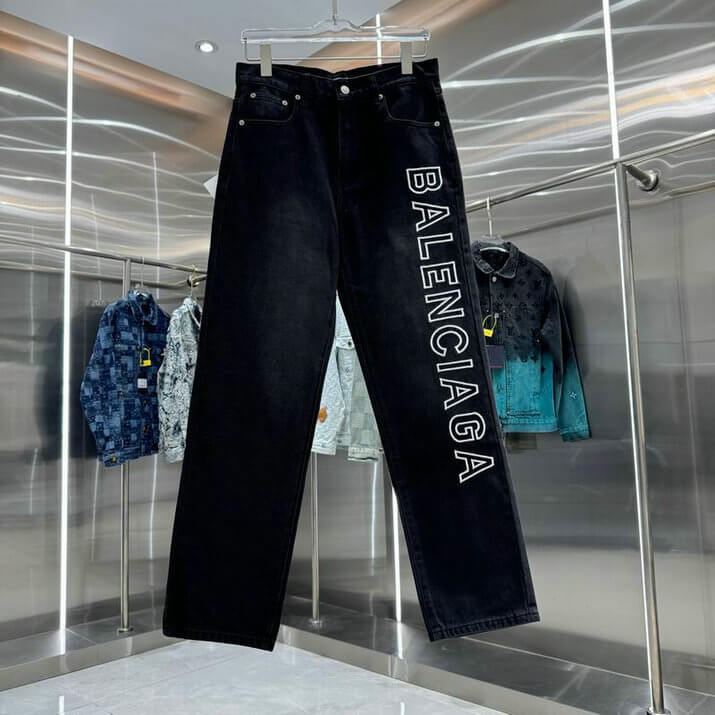 Les ensembles survêtement Balenciaga allient performance et style. Leur design avant-gardiste et leur qualité supérieure. Pas cher. Le moins cher.
