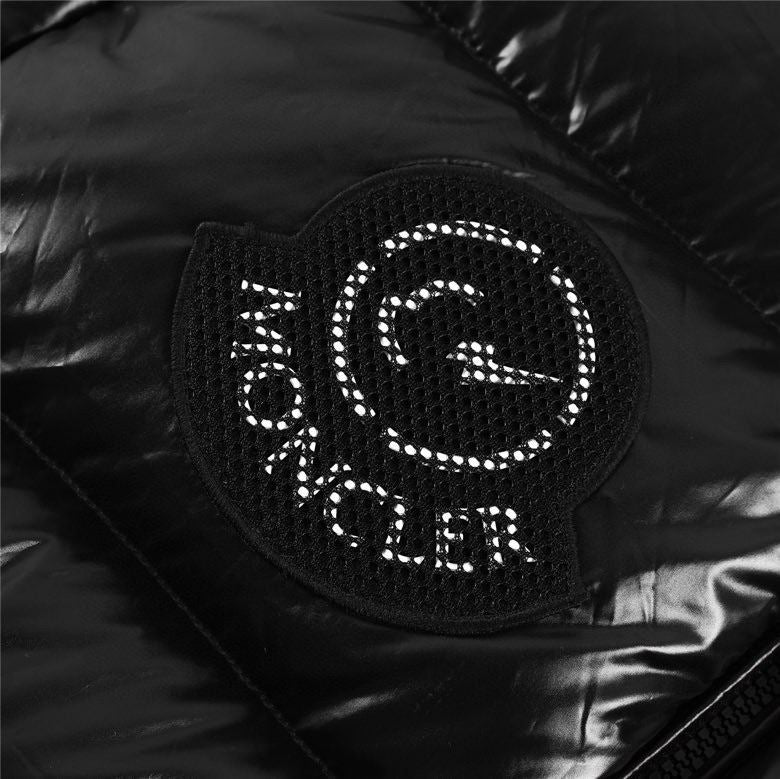 Les doudounes Moncler homme allient élégance et performance pour offrir une protection optimale contre le froid.
Leur design sophistiqué et leurs matériaux de haute qualité en font un choix incontournable pour les amateurs de mode