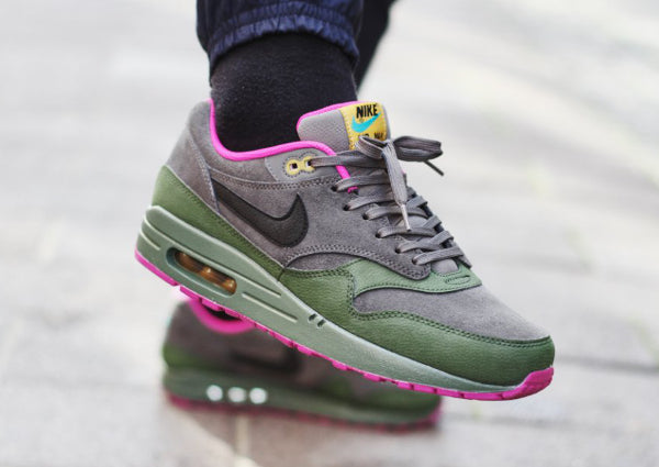 Les baskets Nike Air Max 1 Femme incarnent l’héritage emblématique de la marque Nike, combinant un design intemporel avec des touches modernes.