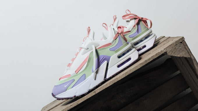 Résultats de l'évolution emblématique de la ligne Nike, les Nike Air Max Furyosa Honeydew sont un témoignage de l'engagement de Nike à combiner style et innovation.