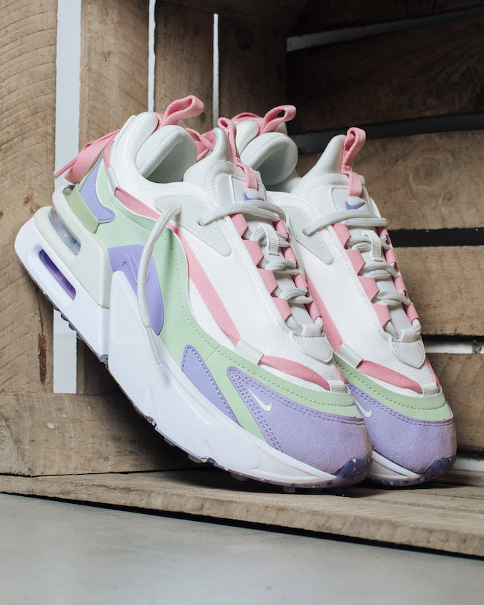 Résultats de l'évolution emblématique de la ligne Nike, les Nike Air Max Furyosa Honeydew sont un témoignage de l'engagement de Nike à combiner style et innovation.