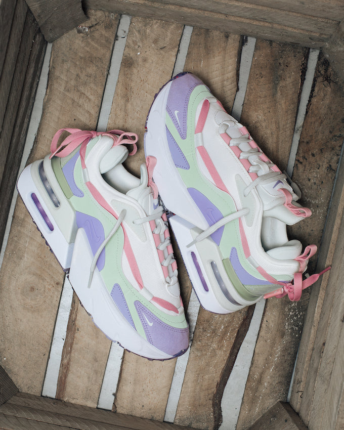 Résultats de l'évolution emblématique de la ligne Nike, les Nike Air Max Furyosa Honeydew sont un témoignage de l'engagement de Nike à combiner style et innovation.