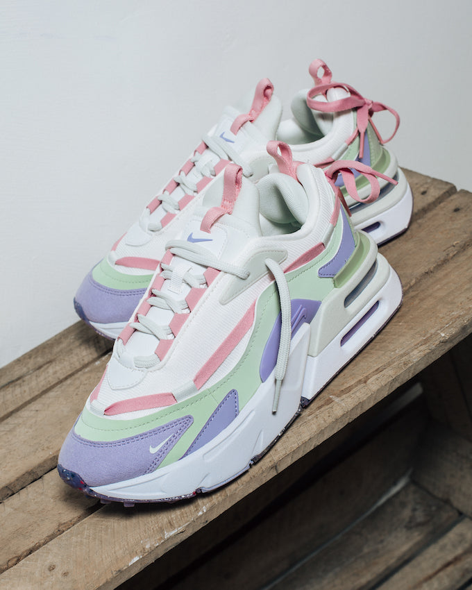 Résultats de l'évolution emblématique de la ligne Nike, les Nike Air Max Furyosa Honeydew sont un témoignage de l'engagement de Nike à combiner style et innovation.