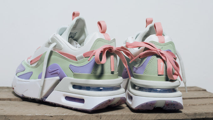 Résultats de l'évolution emblématique de la ligne Nike, les Nike Air Max Furyosa Honeydew sont un témoignage de l'engagement de Nike à combiner style et innovation.