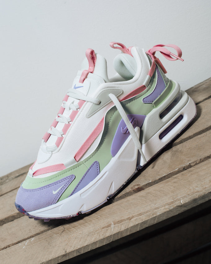 Résultats de l'évolution emblématique de la ligne Nike, les Nike Air Max Furyosa Honeydew sont un témoignage de l'engagement de Nike à combiner style et innovation.