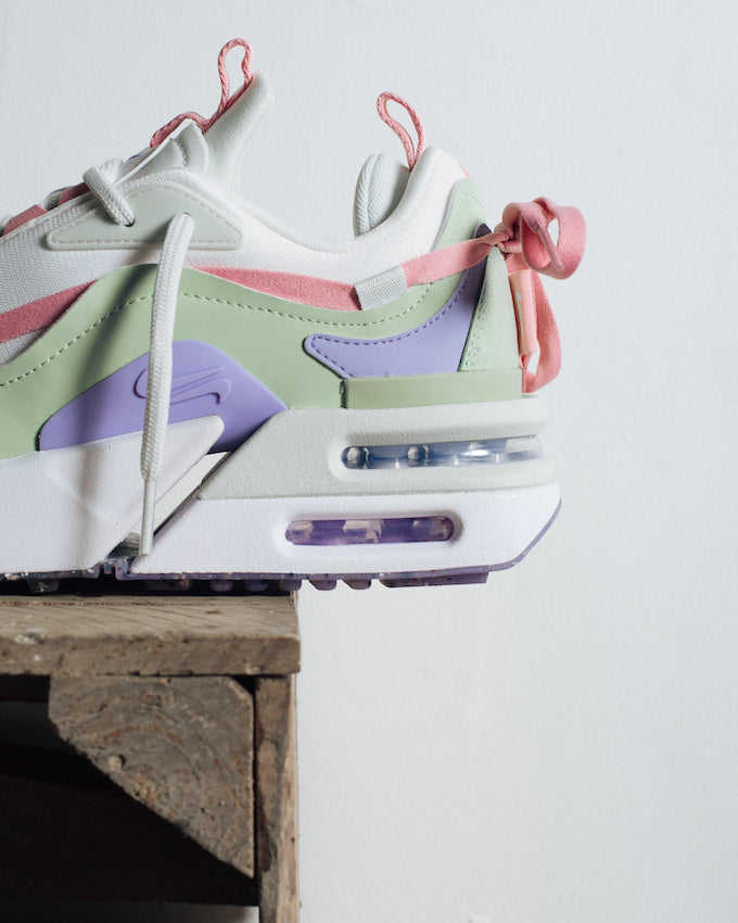 Résultats de l'évolution emblématique de la ligne Nike, les Nike Air Max Furyosa Honeydew sont un témoignage de l'engagement de Nike à combiner style et innovation.