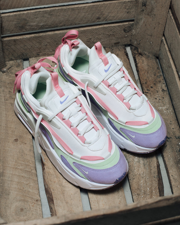 Résultats de l'évolution emblématique de la ligne Nike, les Nike Air Max Furyosa Honeydew sont un témoignage de l'engagement de Nike à combiner style et innovation.