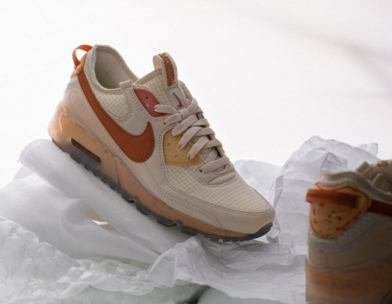 Les baskets Nike Air Max 90 Futura sont des pièces maîtresses de la mode.