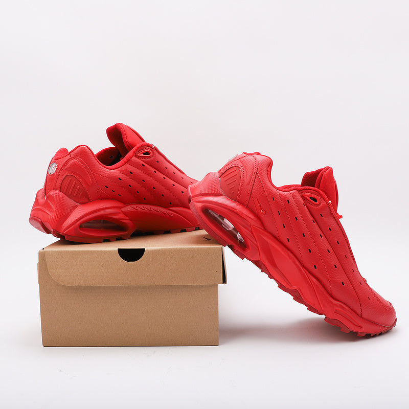 Les baskets Nike Hot Step Air Terra x Drake NOCTA "Red" Femme, issues de la collaboration entre Nike et NOCTA, incarnent l’alliance parfaite entre le style signature de Drake et l’expertise technique de Nike.