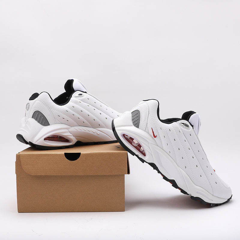 Les baskets Nike Hot Step Air Terra x NOCTA "White-Red" Femme sont issues de la collaboration entre Nike et NOCTA, la ligne signature de Drake.