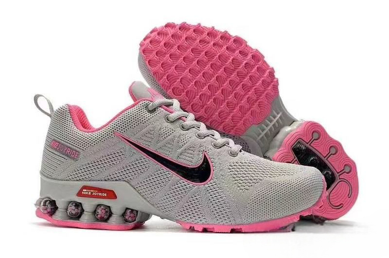 Les baskets Nike Shox Reax Run Air 2021 Femme marquent une évolution audacieuse dans la ligne Shox, avec un design à la fois moderne et fonctionnel.