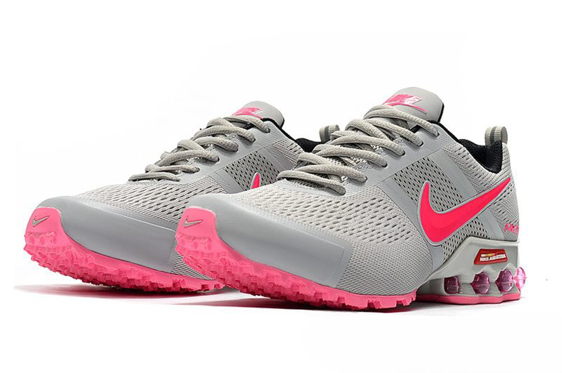 Les baskets Nike Shox Reax Run Air 2021 Femme marquent une évolution audacieuse dans la ligne Shox, avec un design à la fois moderne et fonctionnel.