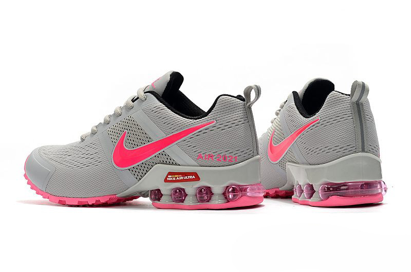 Les baskets Nike Shox Reax Run Air 2021 Femme marquent une évolution audacieuse dans la ligne Shox, avec un design à la fois moderne et fonctionnel.