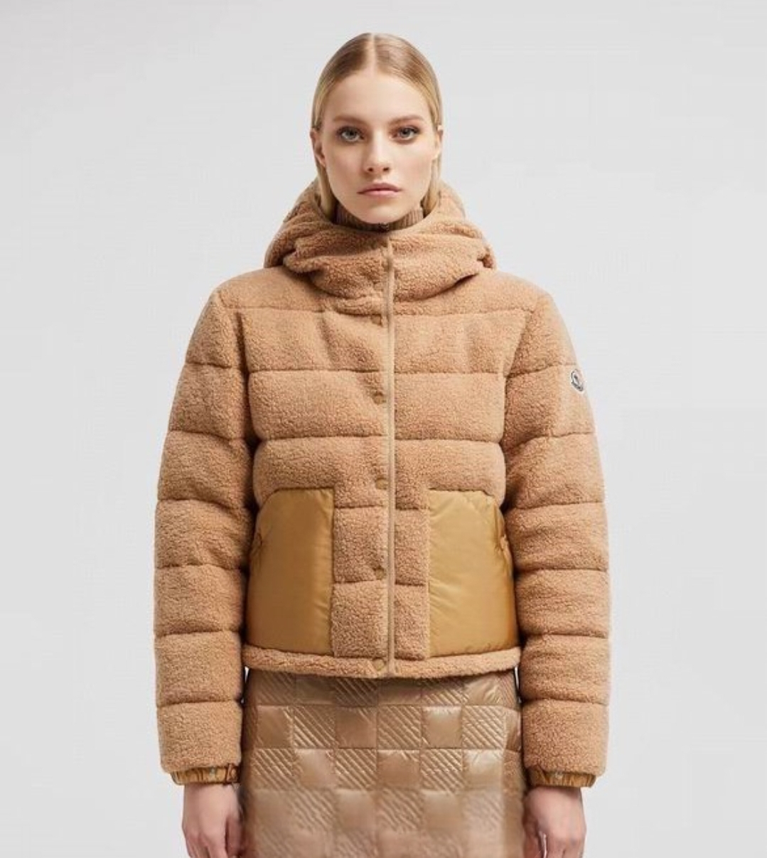 Les doudounes manteau Moncler Femme, ainsi que les Moncler Femme, incarnent un style et un raffinement incomparables.