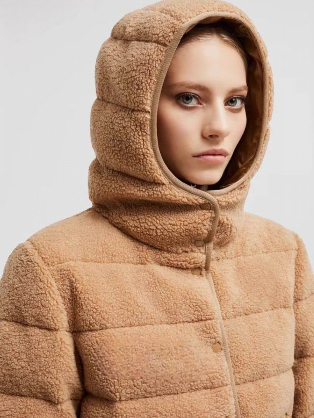 Les doudounes manteau Moncler Femme, ainsi que les Moncler Femme, incarnent un style et un raffinement incomparables.