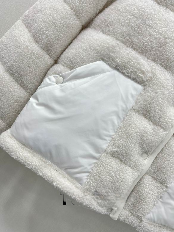 Les doudounes manteau Moncler Femme, ainsi que les Moncler Femme, incarnent un style et un raffinement incomparables.