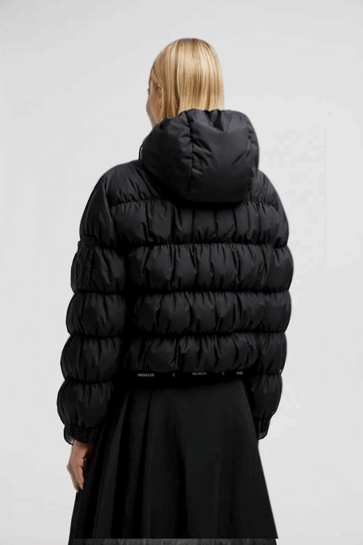 Les doudounes manteau Moncler Femme, ainsi que les Moncler Femme, incarnent un style et un raffinement incomparables. Au meilleur prix