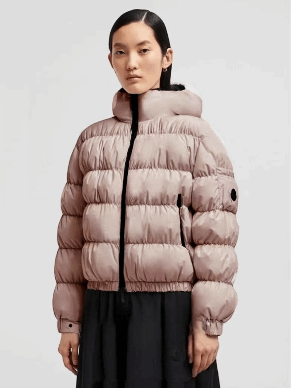 Les doudounes manteau Moncler Femme, ainsi que les Moncler Femme, incarnent un style et un raffinement incomparables. Au meilleur prix