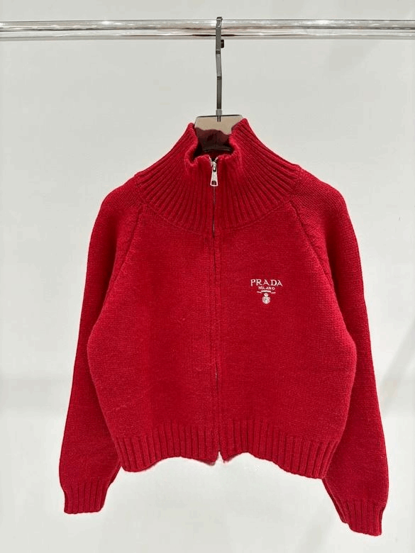 Les pulls Prada pour femme incarnent l’élégance italienne avec un mélange subtil de modernité et de sophistication. Au meilleur prix