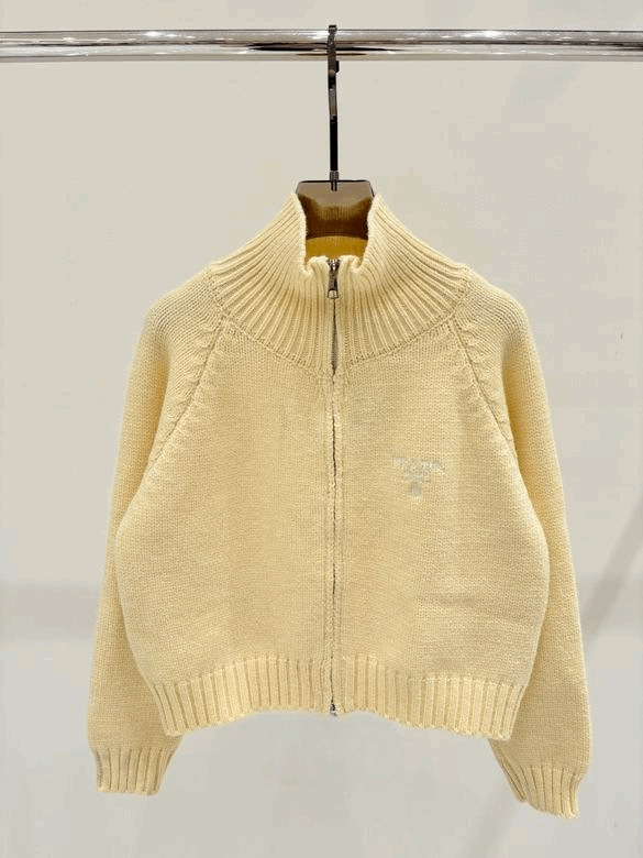 Les pulls Prada pour femme incarnent l’élégance italienne avec un mélange subtil de modernité et de sophistication. Au meilleur prix