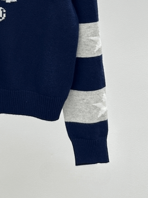 Les pulls Prada pour femme incarnent l’élégance italienne avec un mélange subtil de modernité et de sophistication. Au meilleur prix