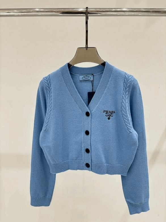 Les pulls Prada pour femme incarnent l’élégance italienne avec un mélange subtil de modernité et de sophistication. Au meilleur prix