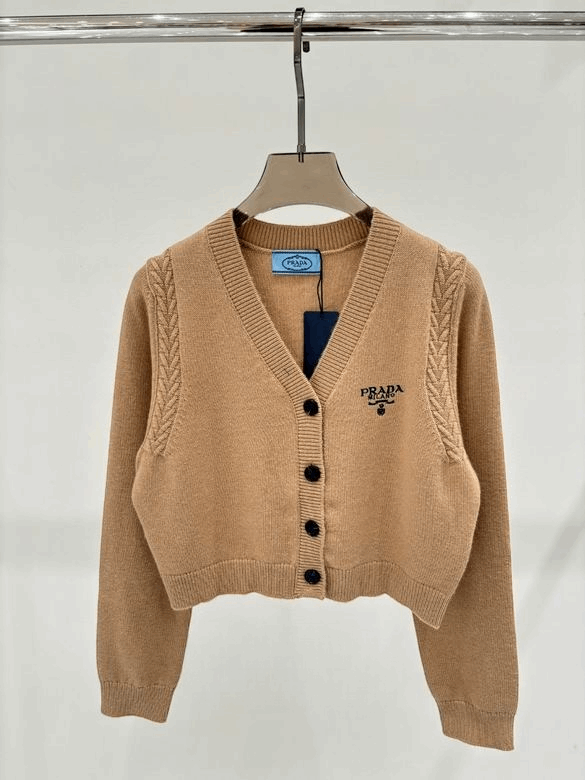 Les pulls Prada pour femme incarnent l’élégance italienne avec un mélange subtil de modernité et de sophistication. Au meilleur prix
