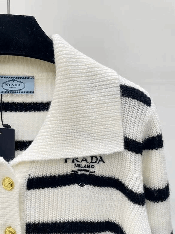 Les pulls Prada pour femme incarnent l’élégance italienne avec un mélange subtil de modernité et de sophistication. Au meilleur prix