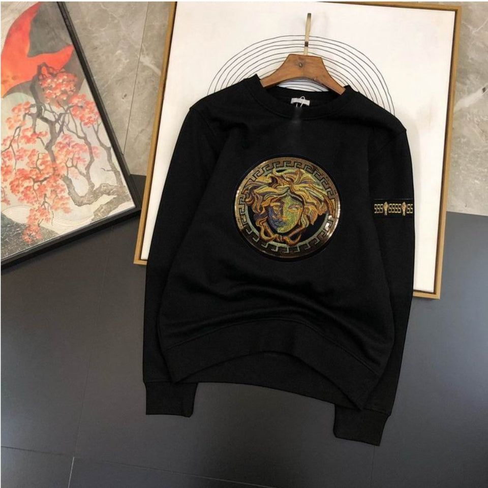 Le sweat Versace allie performance et style.
Son design sophistiqué et sa qualité supérieure le rendent indispensable pour les amateurs de mode.