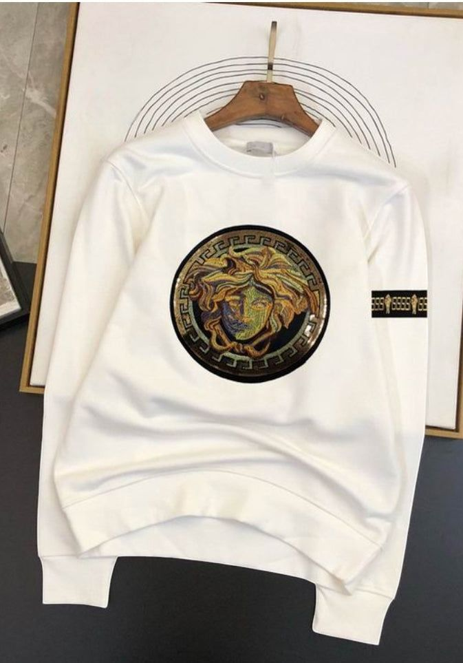 Le sweat Versace allie performance et style.
Son design sophistiqué et sa qualité supérieure le rendent indispensable pour les amateurs de mode.