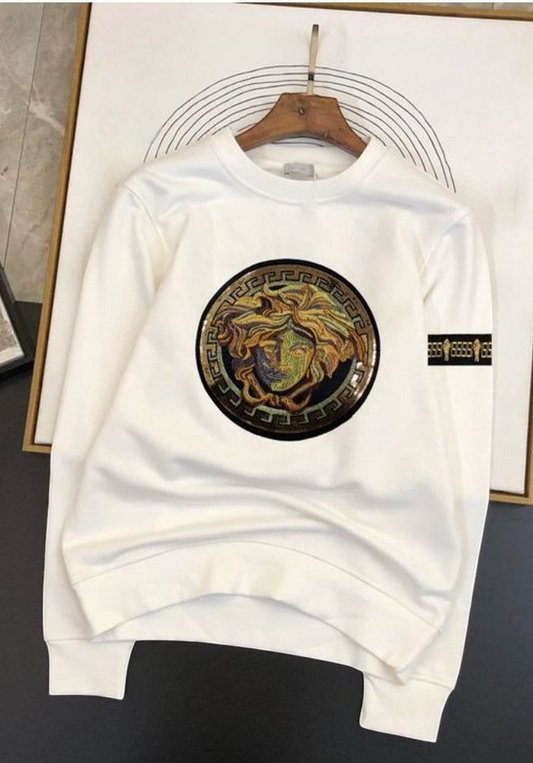 Le sweat Versace allie performance et style.
Son design sophistiqué et sa qualité supérieure le rendent indispensable pour les amateurs de mode.