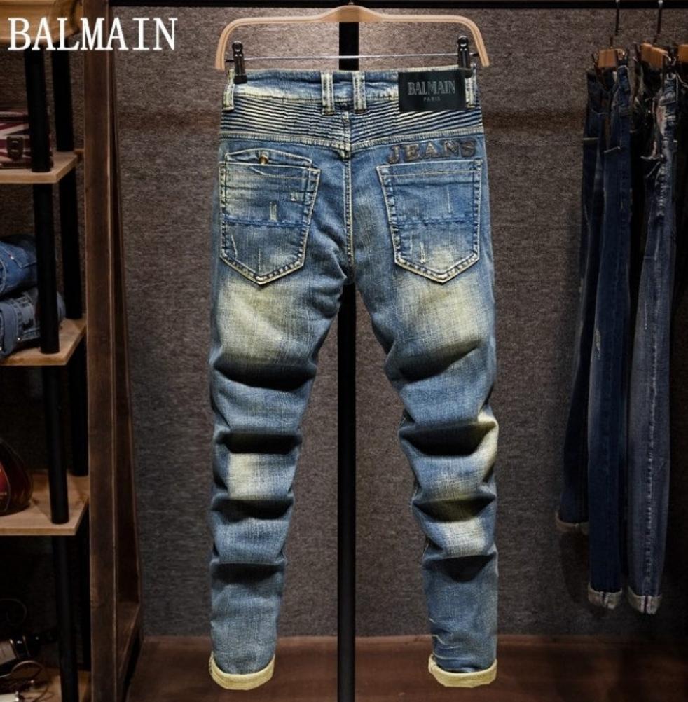 Les jeans Balmain pour homme allient sophistication et caractère, incarnant parfaitement l’ADN luxueux et avant-gardiste de la marque.