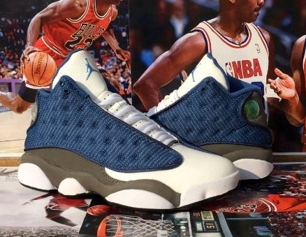 Les  baskets  Air Jordan 13 "Love & Respect" (Black and White) Femme permettent de personnaliser votre style tout en bénéficiant d’un confort supérieur.