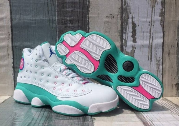 Les  baskets  Air Jordan 13 "Love & Respect" (Black and White) Femme permettent de personnaliser votre style tout en bénéficiant d’un confort supérieur.